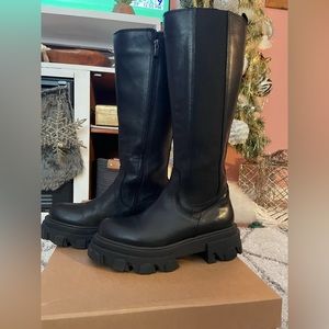 Steve Madden WAYDE leather treaded sole boot. ✨Size 37✨ runs a little big